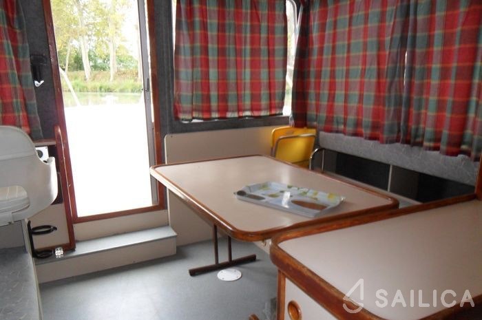 Houseboat - Yacht Charter Sailica
