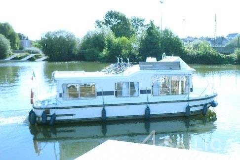 Houseboat - Yacht Charter Sailica