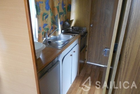 Houseboat - Yacht Charter Sailica