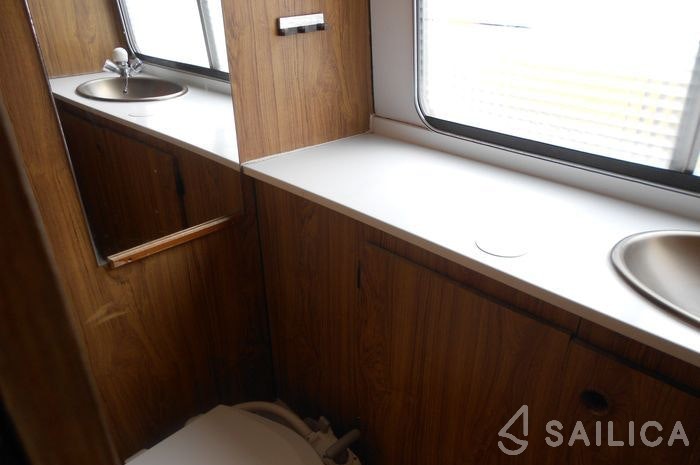 Houseboat - Yacht Charter Sailica