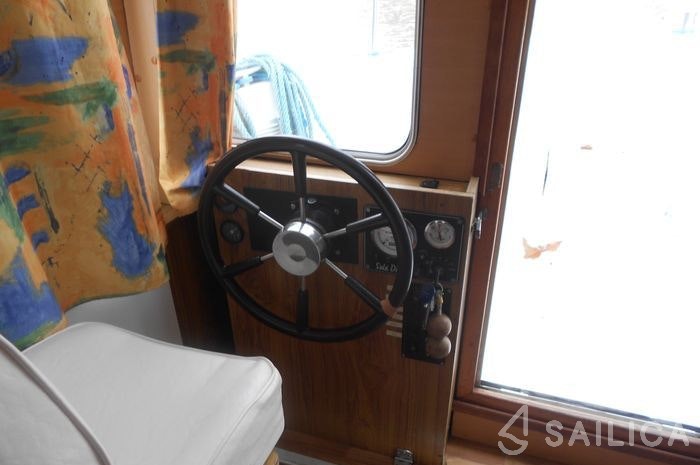 Houseboat - Yacht Charter Sailica