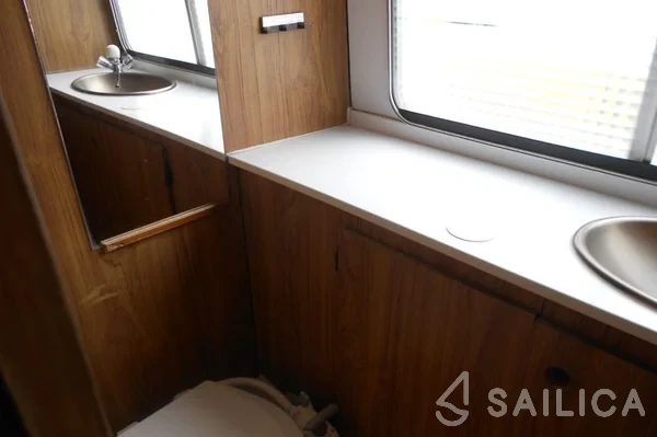 Houseboat - Yacht Charter Sailica