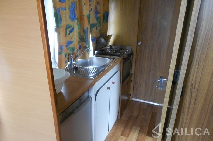 Houseboat - Yacht Charter Sailica