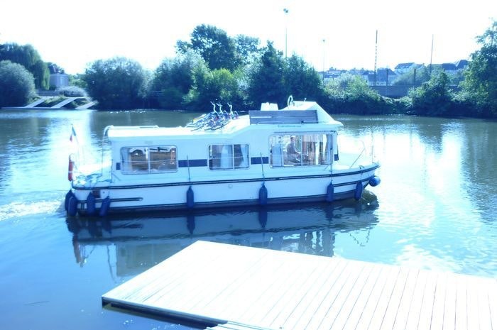 Houseboat - Yacht Charter Sailica