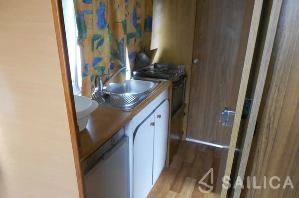 Houseboat - Yacht Charter Sailica