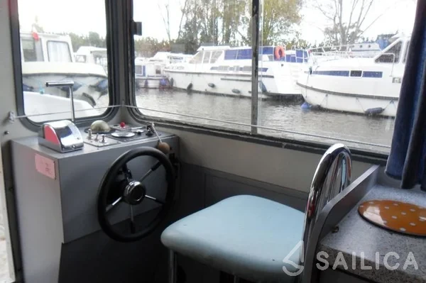 Houseboat - Yacht Charter Sailica