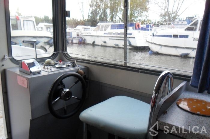 Houseboat - Yacht Charter Sailica