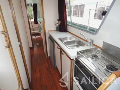Houseboat - Yacht Charter Sailica