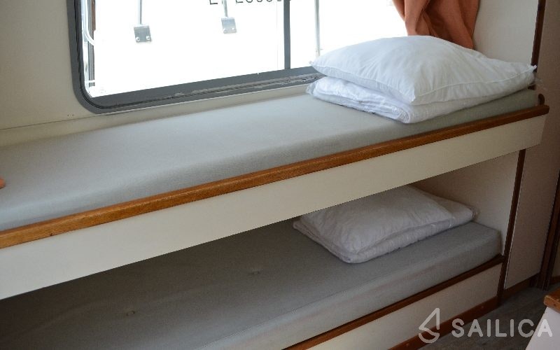 Houseboat - Yacht Charter Sailica