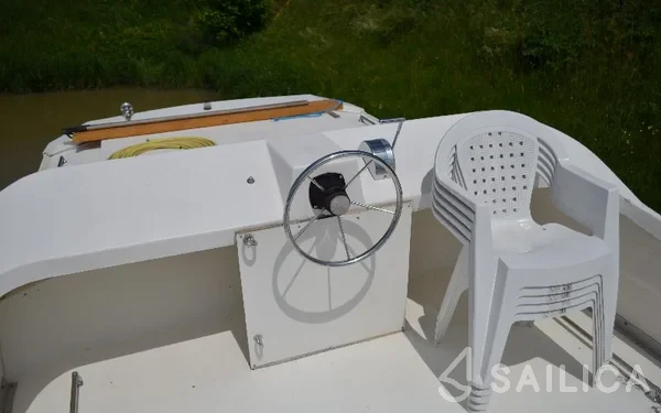 Houseboat - Yacht Charter Sailica