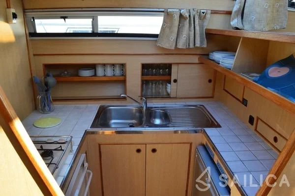 Houseboat - Yacht Charter Sailica