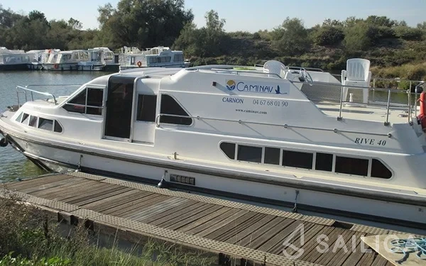 Houseboat - Yacht Charter Sailica