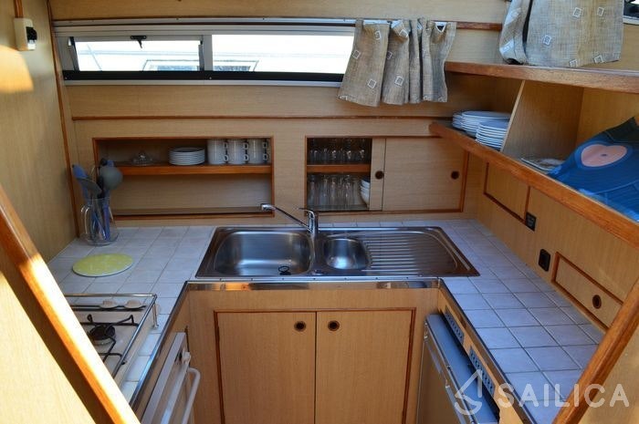Houseboat - Yacht Charter Sailica