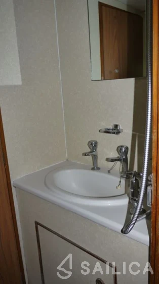 Houseboat - Yacht Charter Sailica