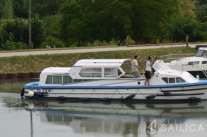Houseboat - Yacht Charter Sailica