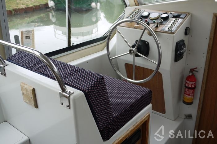 Houseboat - Yacht Charter Sailica