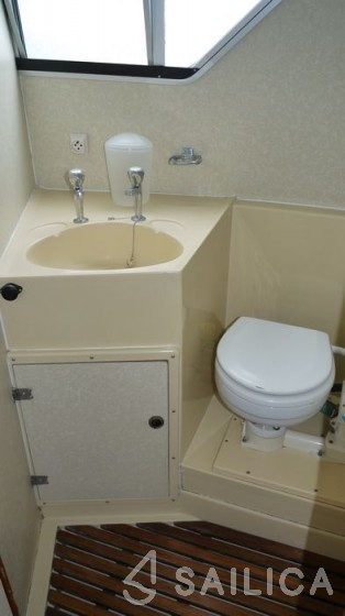 Houseboat - Yacht Charter Sailica