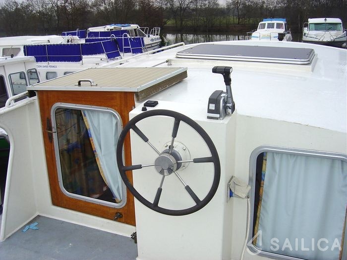 Houseboat - Yacht Charter Sailica