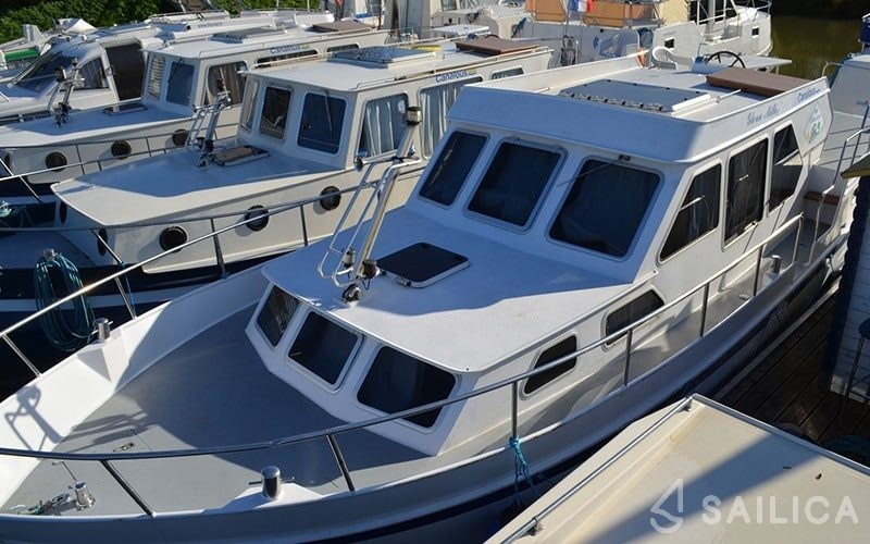 Houseboat - Yacht Charter Sailica