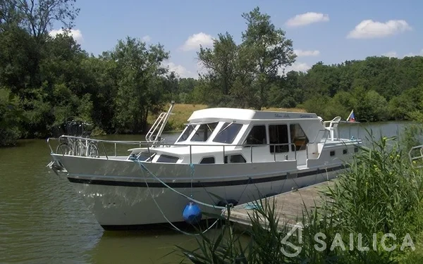 Houseboat - Yacht Charter Sailica