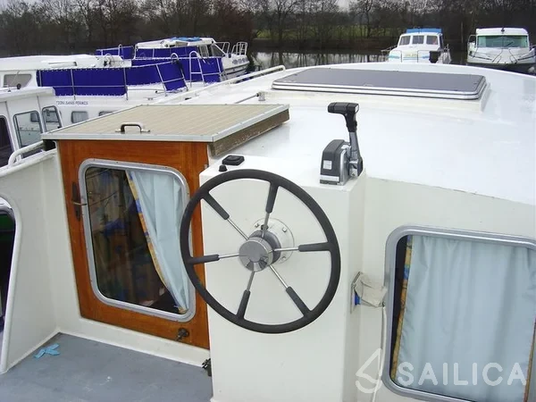 Houseboat - Yacht Charter Sailica
