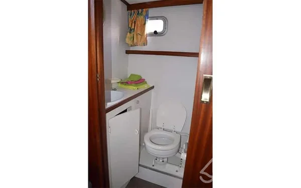 Houseboat - Yacht Charter Sailica