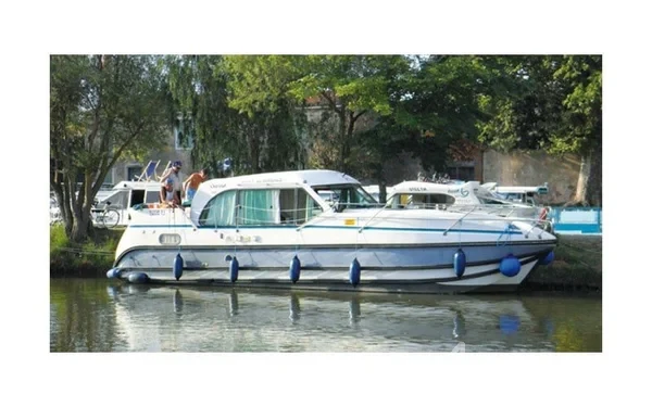 Houseboat - Yacht Charter Sailica
