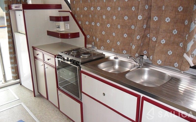 Houseboat - Yacht Charter Sailica