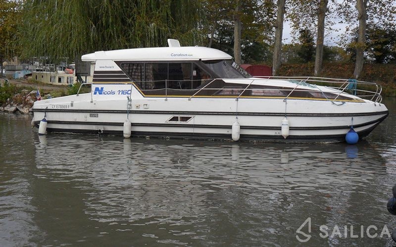 Houseboat - Yacht Charter Sailica