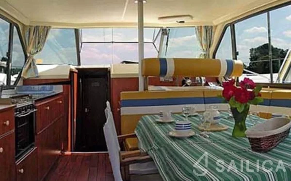 Houseboat - Yacht Charter Sailica
