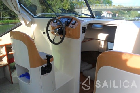 Houseboat - Yacht Charter Sailica