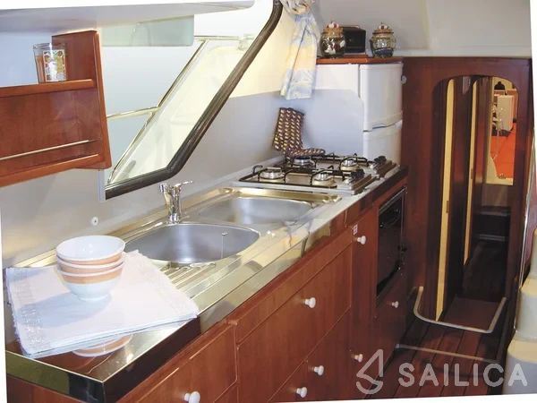 Houseboat - Yacht Charter Sailica