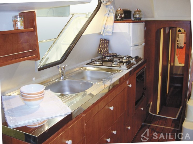 Houseboat - Yacht Charter Sailica