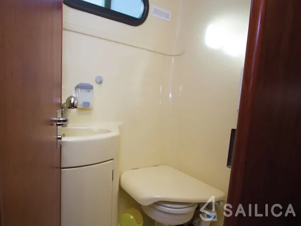 Houseboat - Yacht Charter Sailica