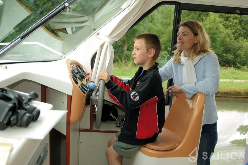 Houseboat - Yacht Charter Sailica