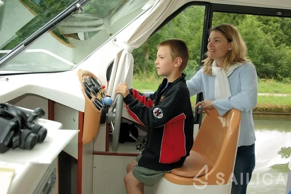 Houseboat - Yacht Charter Sailica