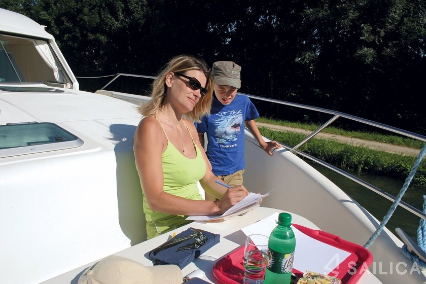 Houseboat - Yacht Charter Sailica