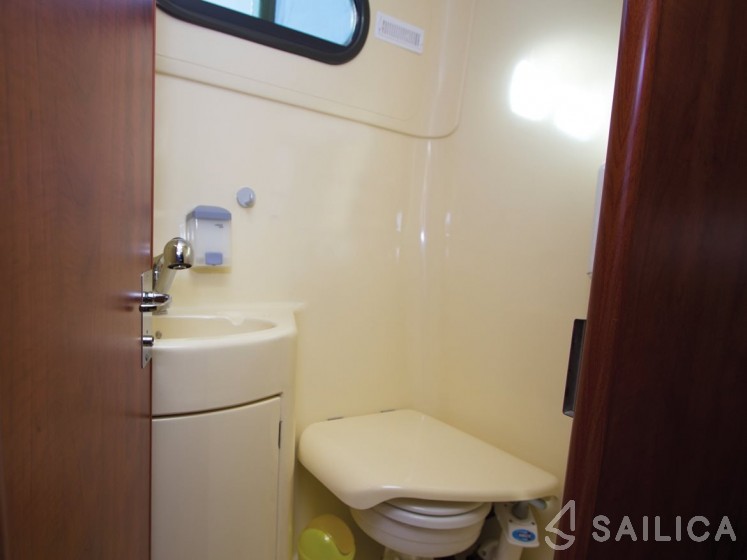 Houseboat - Yacht Charter Sailica
