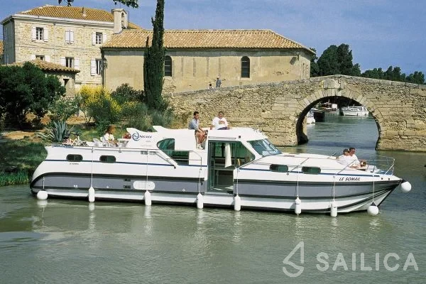 Houseboat - Yacht Charter Sailica