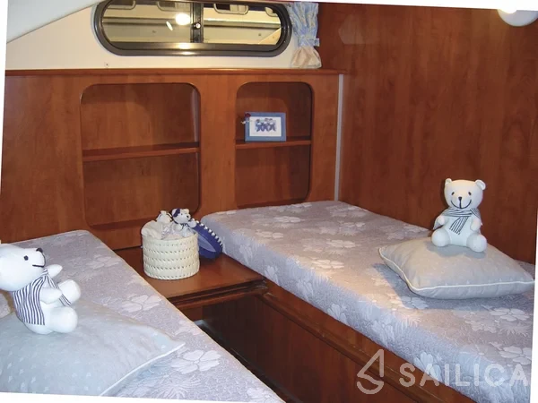 Houseboat - Yacht Charter Sailica