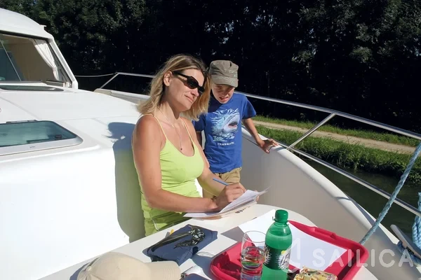 Houseboat - Yacht Charter Sailica