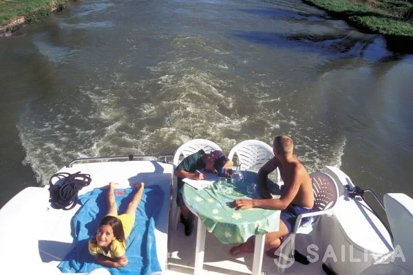 Houseboat - Yacht Charter Sailica