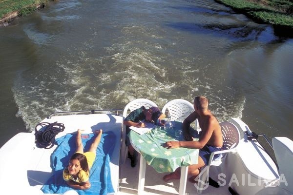 Houseboat - Yacht Charter Sailica