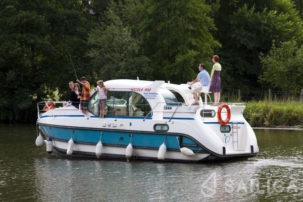 Houseboat - Yacht Charter Sailica