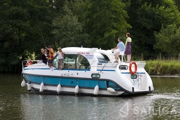 Houseboat - Yacht Charter Sailica