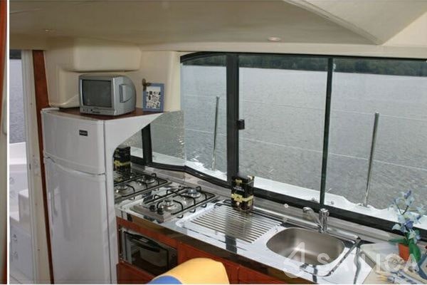 Houseboat - Yacht Charter Sailica
