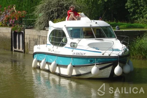 Houseboat - Yacht Charter Sailica