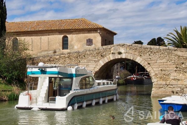 Houseboat - Yacht Charter Sailica