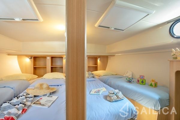 Houseboat - Yacht Charter Sailica