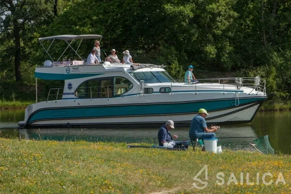 Houseboat - Yacht Charter Sailica